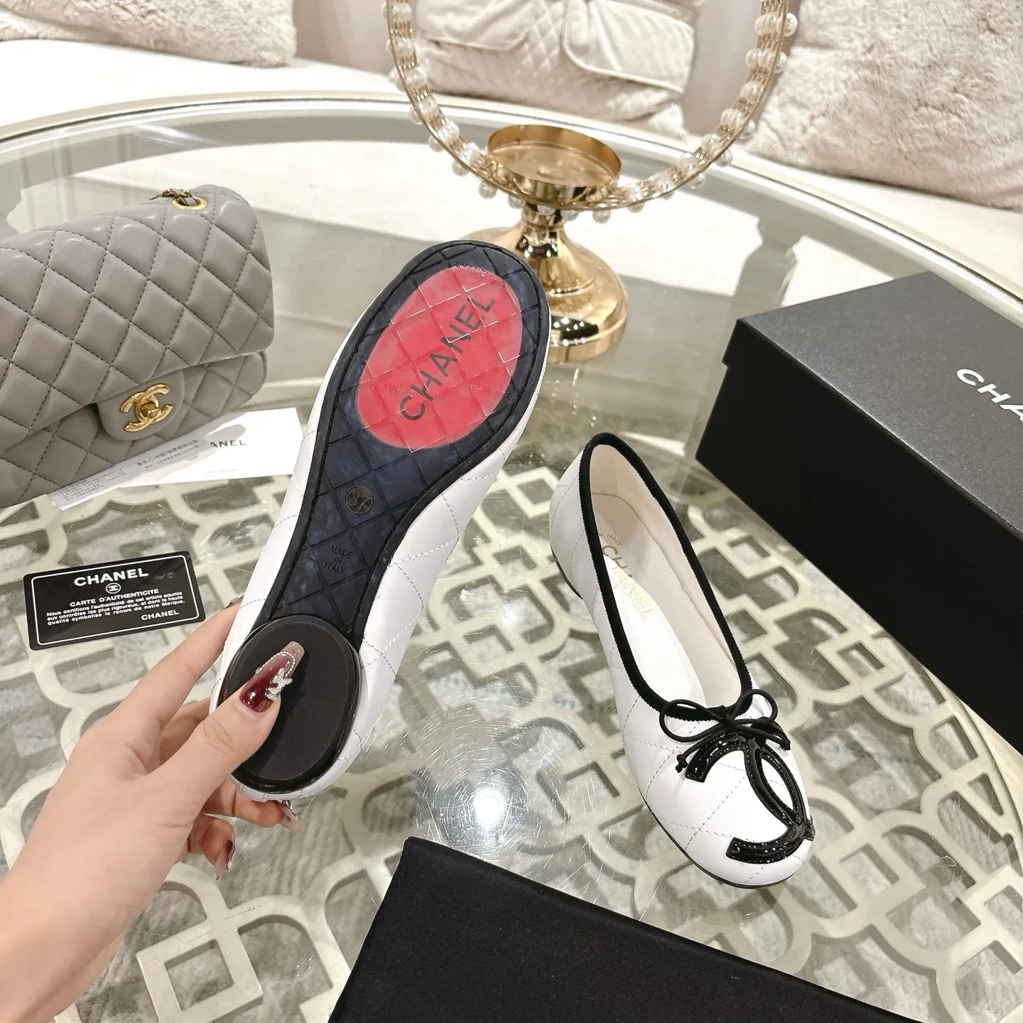 👟👟Ex-factory price 540👟👟 [Purchase-level quality] CHANEL Xiaoxiang 25/A new summer bow-tie shoes 💃 This pair of "dancing shoes" is really breathtakingly beautiful! Made of cowhide fabric + exquisite electric embroidery, every detail exudes a sense of high-end ~ classic bow design, Italian genuine leather sole, comfortable and elegant on the feet, a perfect must-have for fairies!  🌟 All counters are from the same source! All materials are customized according to the original 1:1, and are developed and patterned from genuine products. The quality is absolutely assured ~ a classic that must be bought every year, a versatile artifact that looks great whether paired with skirts or jeans!  💖 The perfect finishing touch for summer outfits, sisters, just do it! 👉 Fabric: Imported sheepskin Lining: Imported sheepskin Outsole: Private molded outsole Size: 35-40 Leather surface